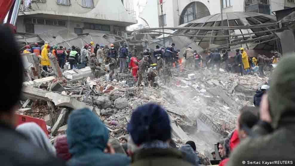 Casi 2.300 personas mueren en terremoto en Turquía y Siria