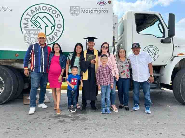 Joven recolector de basura se hace viral tras celebrar su graduación en la licenciatura de Derecho