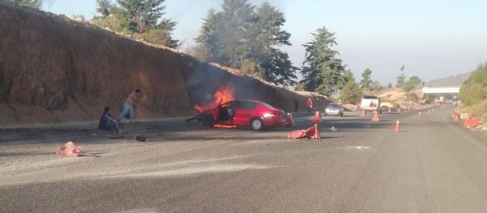 Se incendia vehículo sobre carretera de San Cristóbal a Tuxtla Gutierrez