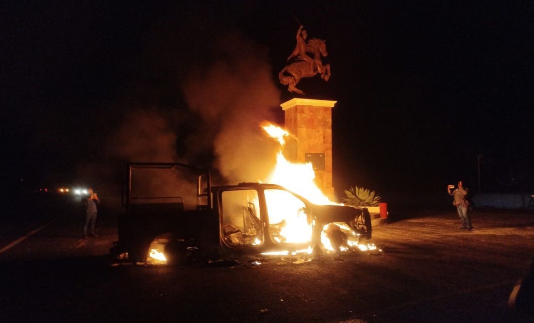Normalistas de Ayotzinapa queman dos patrullas de la GN; retienen a uniformados
