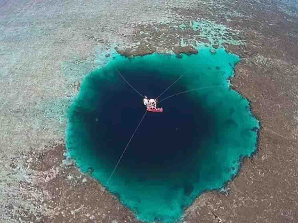 Científicos descubren el agujero azul más profundo del mundo en México