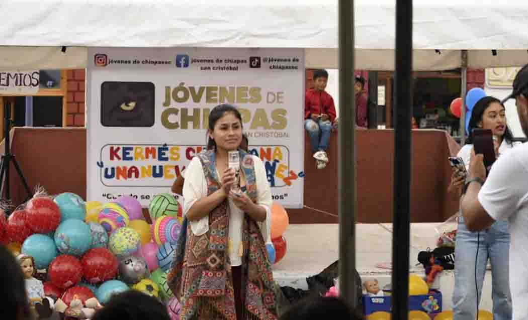 Jóvenes de Chiapas organizan kermés solidaria en Plaza de la Paz