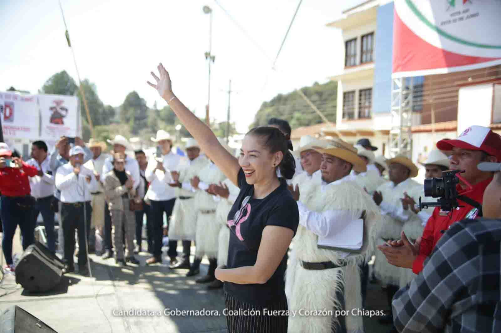 En San Juan Chamula, Chiapas reciben con entusiasmo a Olga Luz Espinosa, candidata a la gubernatura.