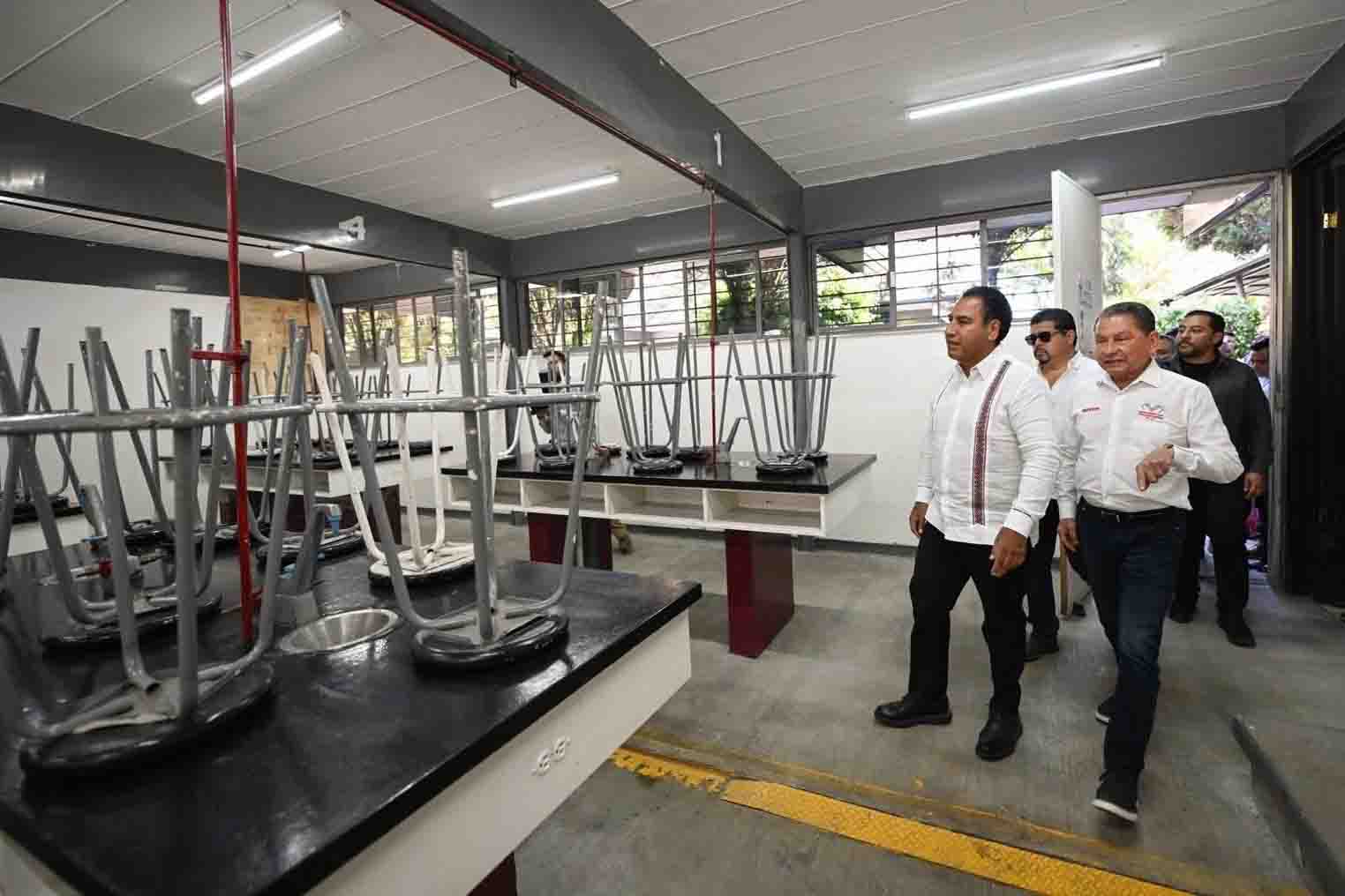 Eduardo Ramírez Aguilar asiste a la colocación de la primera piedra del Colegio Hampton Comitán