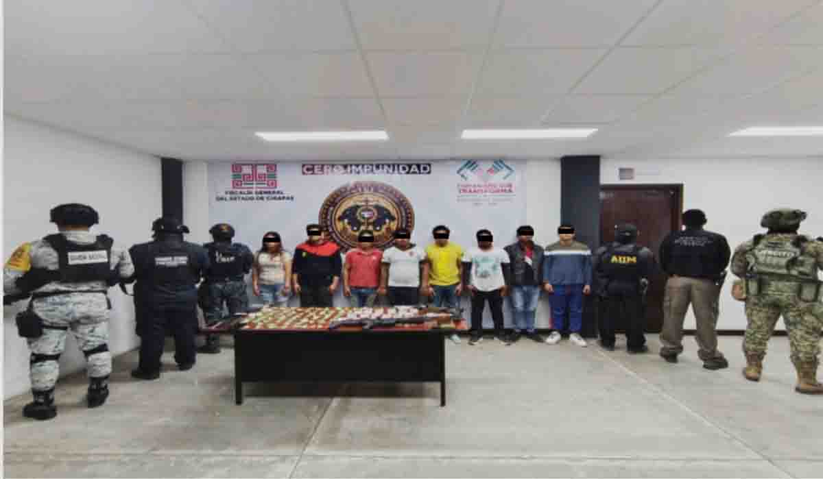 Detienen a ocho presuntos narcomenudistas en posesión de armas de fuego, en Cintalapa: FGE