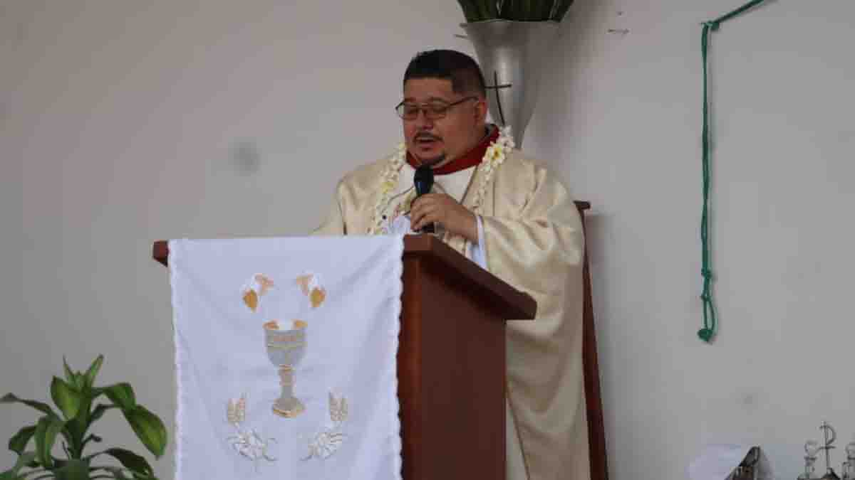 Huye sacerdote de Guerrero por amenazas: ¿Por qué el crimen tiene en la mira a Filiberto Velázquez?