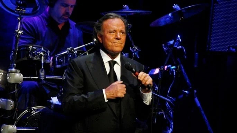 Acusan al cantante Julio Iglesias de agresiones sexuales: “me usaba casi todas las noches”