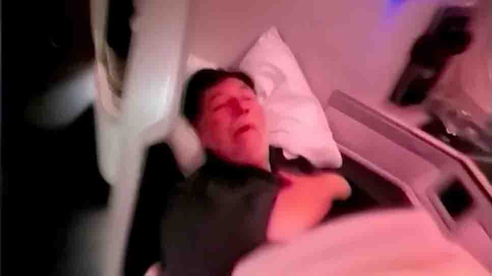 Captan a Fernández Noroña durmiendo en primera clase en su vuelo de regreso de Italia