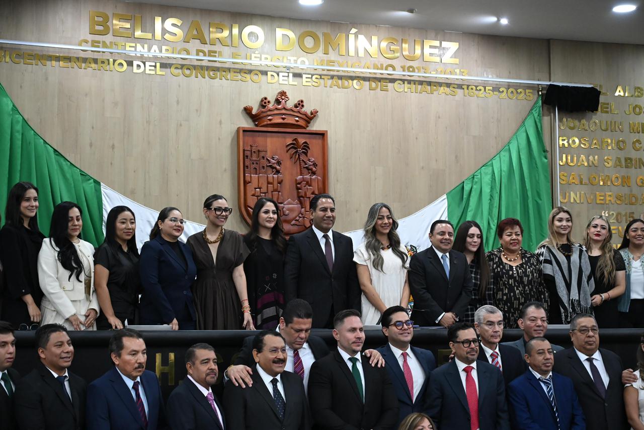 Gobernador Eduardo Ramírez devela en muro de honor  inscripción: “Bicentenario del Congreso del Estado de Chiapas 1825-2025”