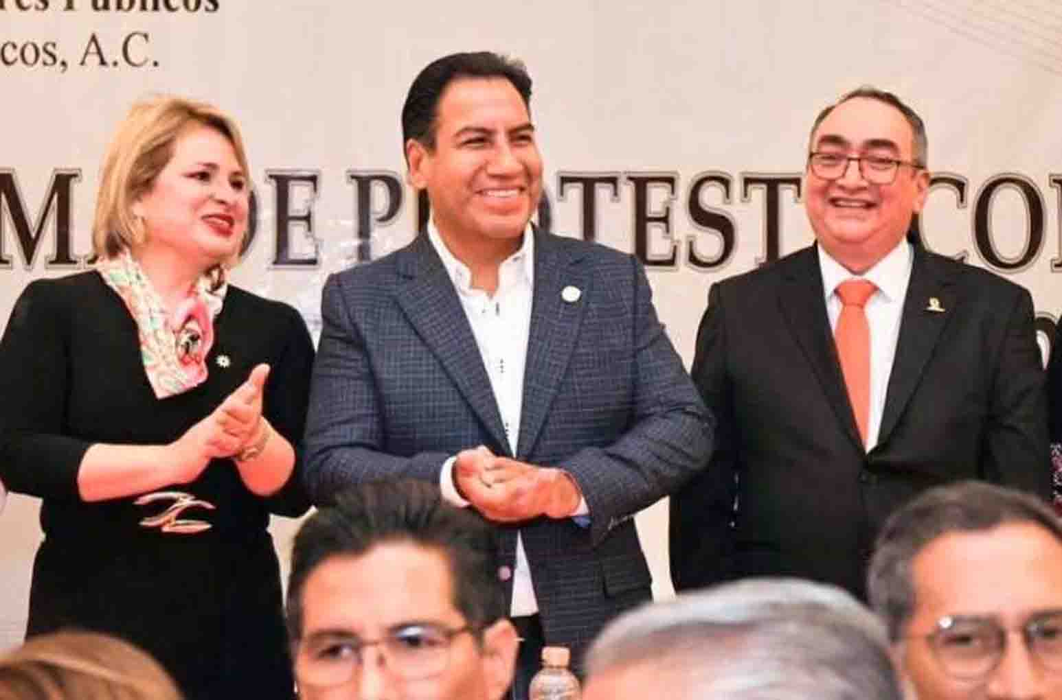 Eduardo Ramírez atestigua toma de protesta del Consejo Directivo del Colegio de Contadores Públicos Chiapanecos