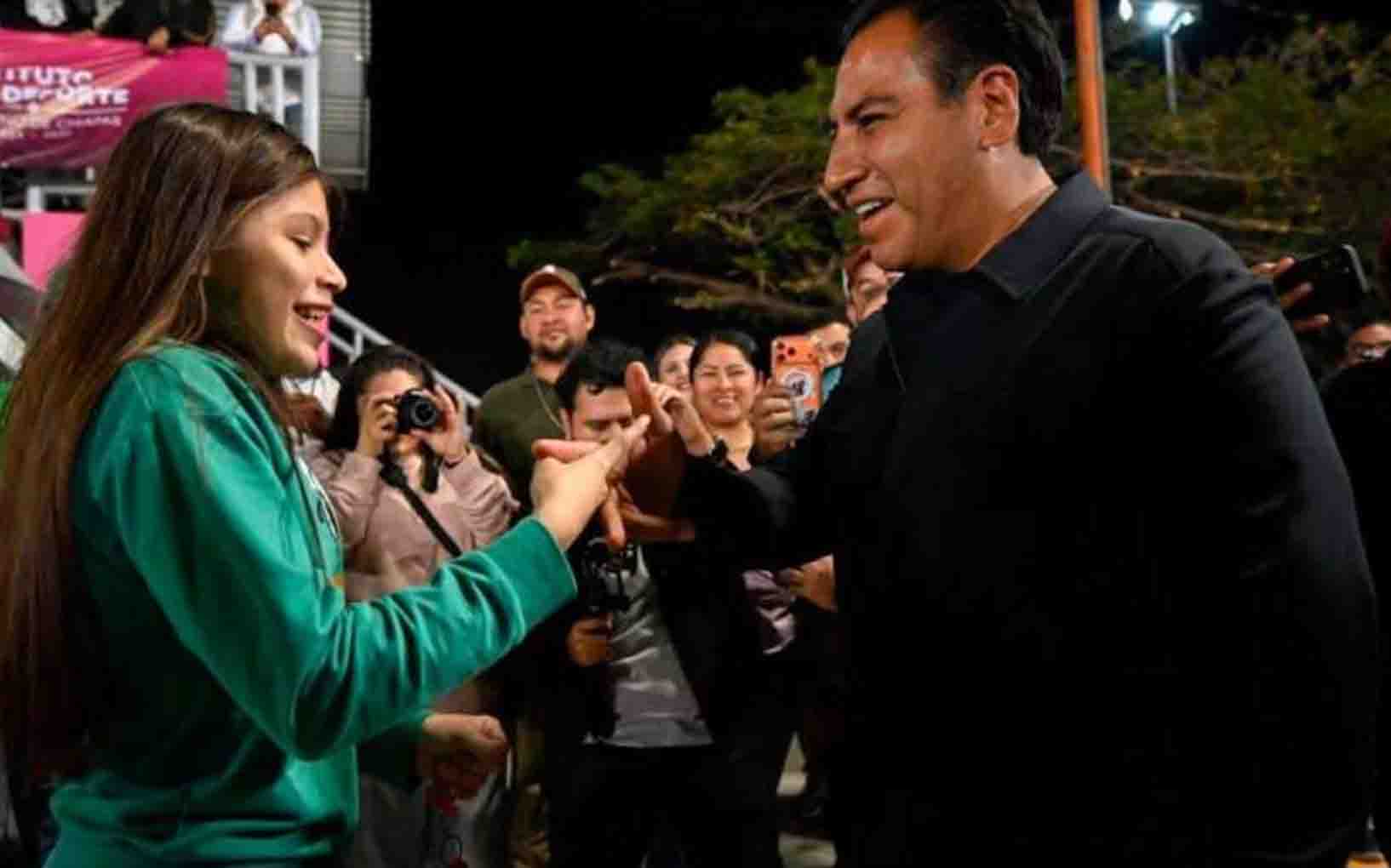Entrega Eduardo Ramírez becas al mérito deportivo y relojes del programa Mujer Segura a atletas