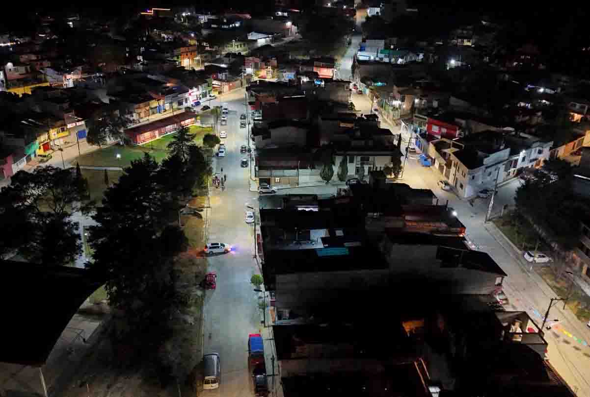 Iluminan calles de la colonia La Raza con moderno sistema de alumbrado público