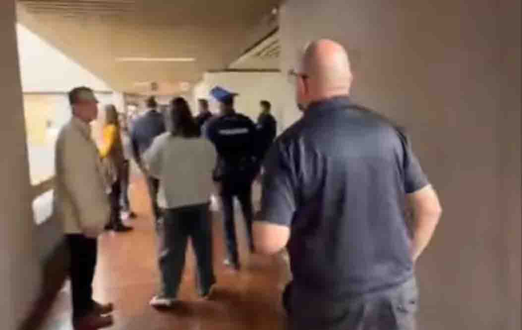 Marx Arriaga denuncia que policías lo intentan desalojar de sus oficinas; SEP no se ha pronunciado al respecto