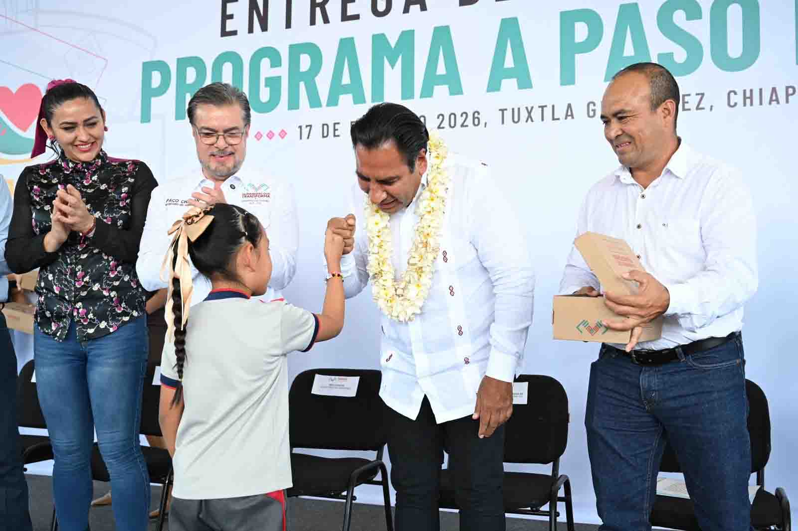 En Tuxtla Gutiérrez, Eduardo Ramírez y Paco Chacón entregan apoyos del programa A Paso Firme