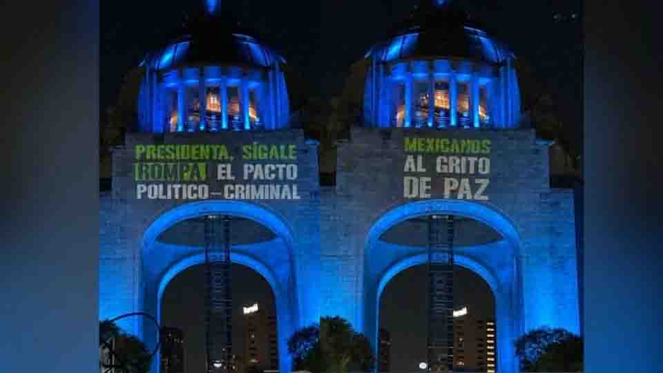 “Presidenta, rompa el pacto político-criminal”: proyectan mensaje a Sheinbaum en el Monumento a la Revolución