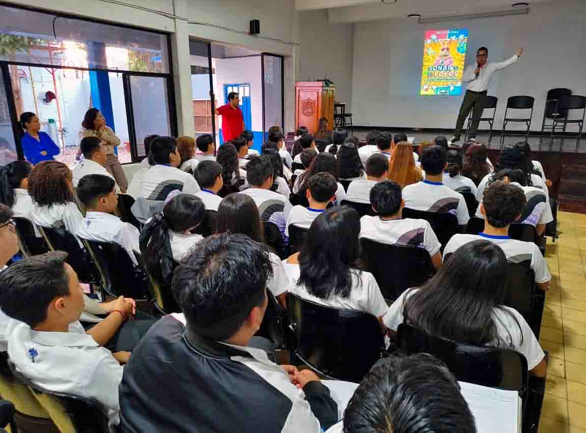 Realizan conferencia “Soñar es de Locos” en la Preparatoria Tapachula turno vespertino