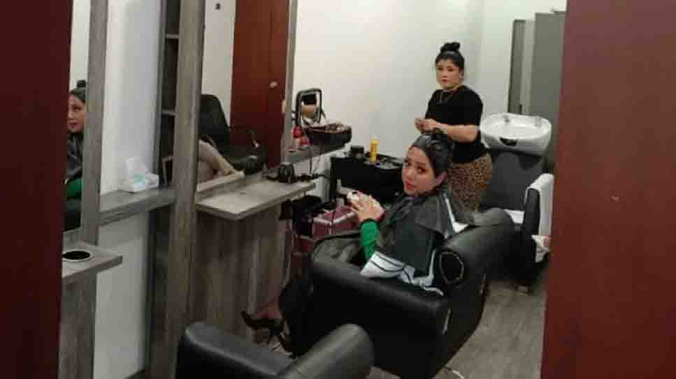 El Senado cuenta con salón de belleza privado; legisladora se aplica un tinte durante Sesión