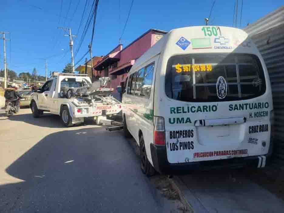 Tránsito Municipal retira vehículo por obstruir banqueta en San Cristóbal