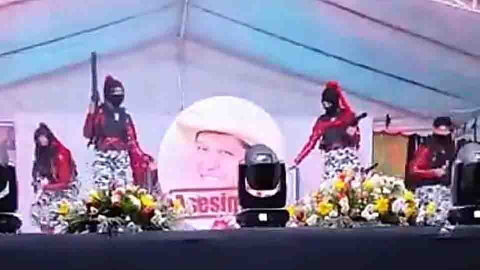 Con armas largas e imágenes de alcaldes asesinados, estudiantes en Michoacán presentan baile y hacen apología del delito
