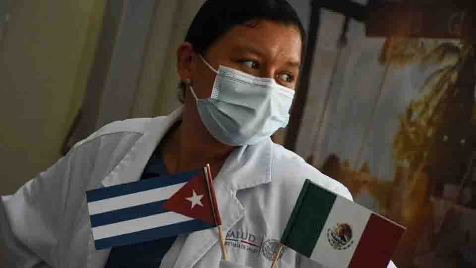 Sheinbaum asegura que los médicos cubanos reciben un salario, pero contrato revela transferencias al régimen de Díaz-Canel