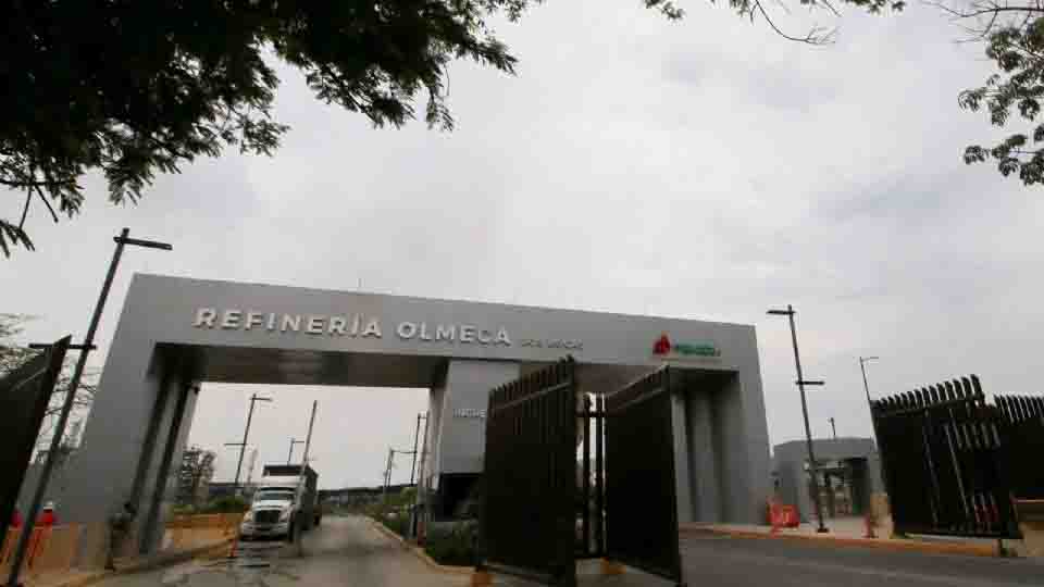 Confirman la muerte de cinco personas en el incendio de la refinería de Dos Bocas