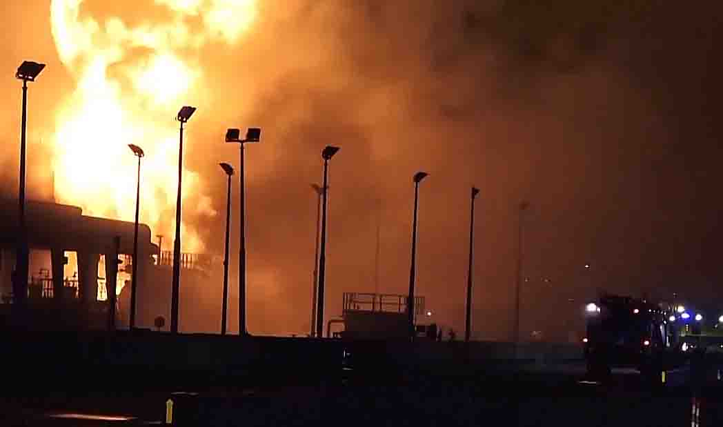 Irán sigue atacando al mercado del petróleo para afectar a la economía global: ardieron dos buques en Irak y un depósito en Bahrein