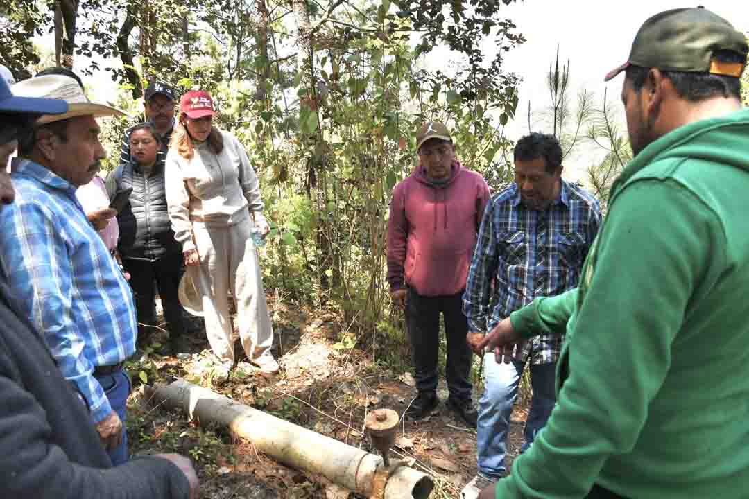 Junto a representantes de barrios y comunidades, Fabiola Ricci recorre tuberías de agua y fortalece acuerdos en San Cristóbal