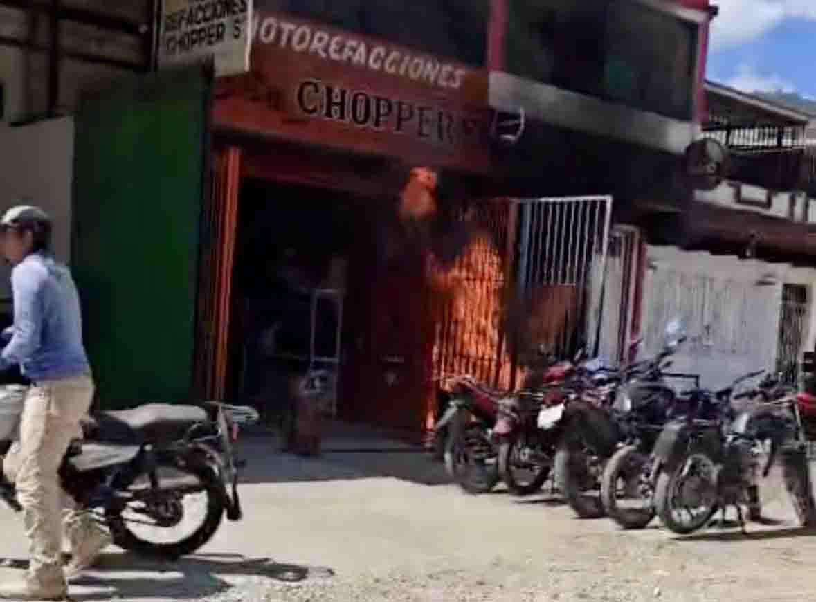 Oportuna intervención de cuerpos de auxilio tras incendio de motocicleta en taller de San Cristóbal