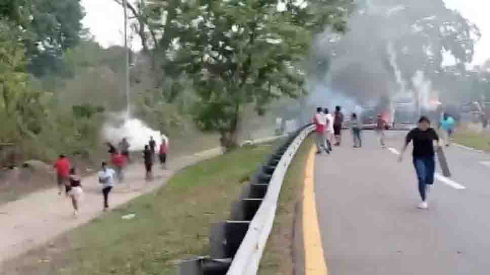 Desalojo en Villa Comaltitlán; rescatan a funcionarios retenidos y liberan carretera costera