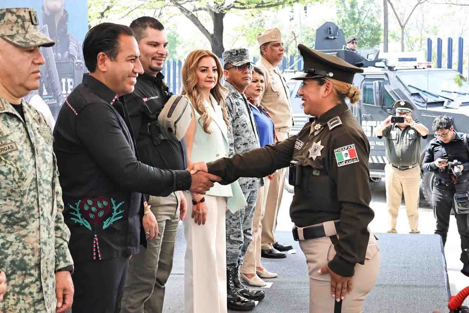Eduardo Ramírez entrega cámaras corporales y chalecos con placas balísticas a elementos de la SSP