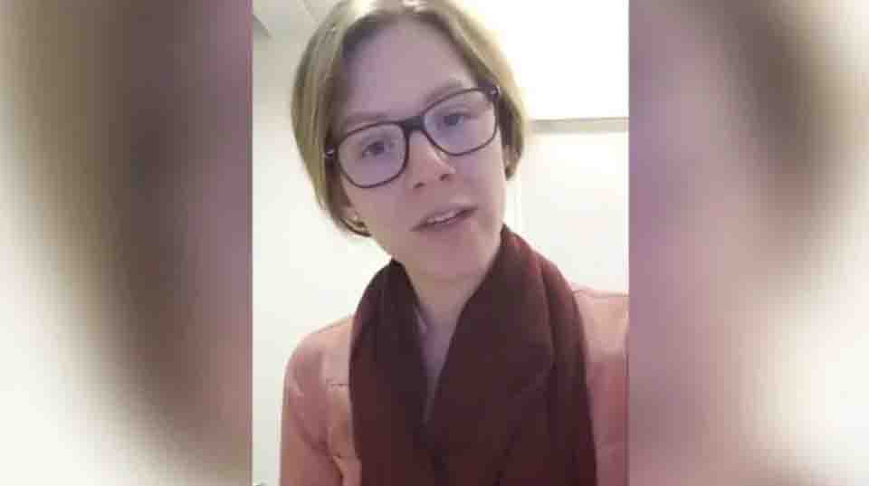 Tras polémica por video, despiden a funcionaria que tomó el sol en una ventana de Palacio Nacional