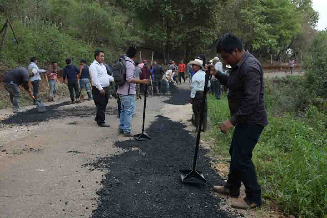 Inician trabajos de bacheo y anuncian rehabilitación carretera en comunidades de la Zona Sur