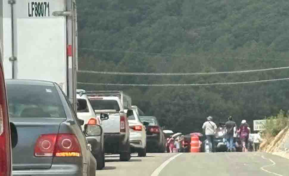 CNTE realiza bloqueo intermitente en la vía San Cristóbal–Chiapa de Corzo