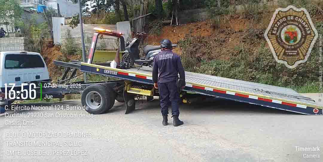 Elementos de la Dirección de Tránsito Municipal recuperan motocicleta con reporte de robo en San Cristóbal