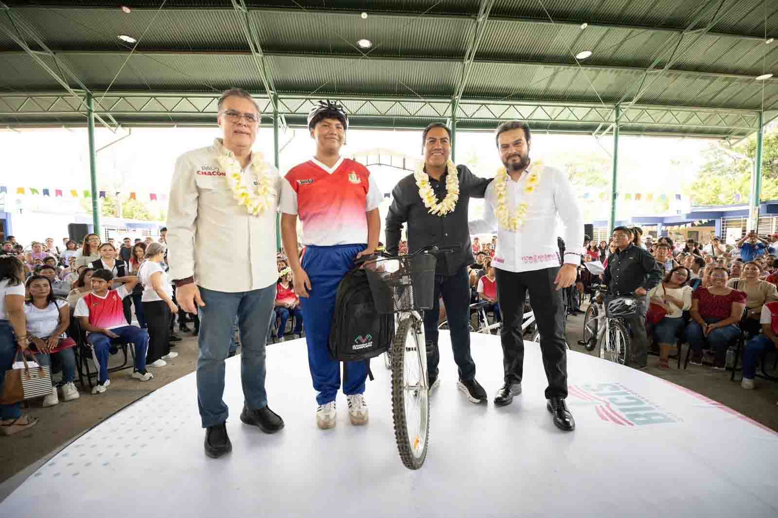 Eduardo Ramírez entrega bicicletas y mochilas a estudiantes de Tuxtla Gutiérrez