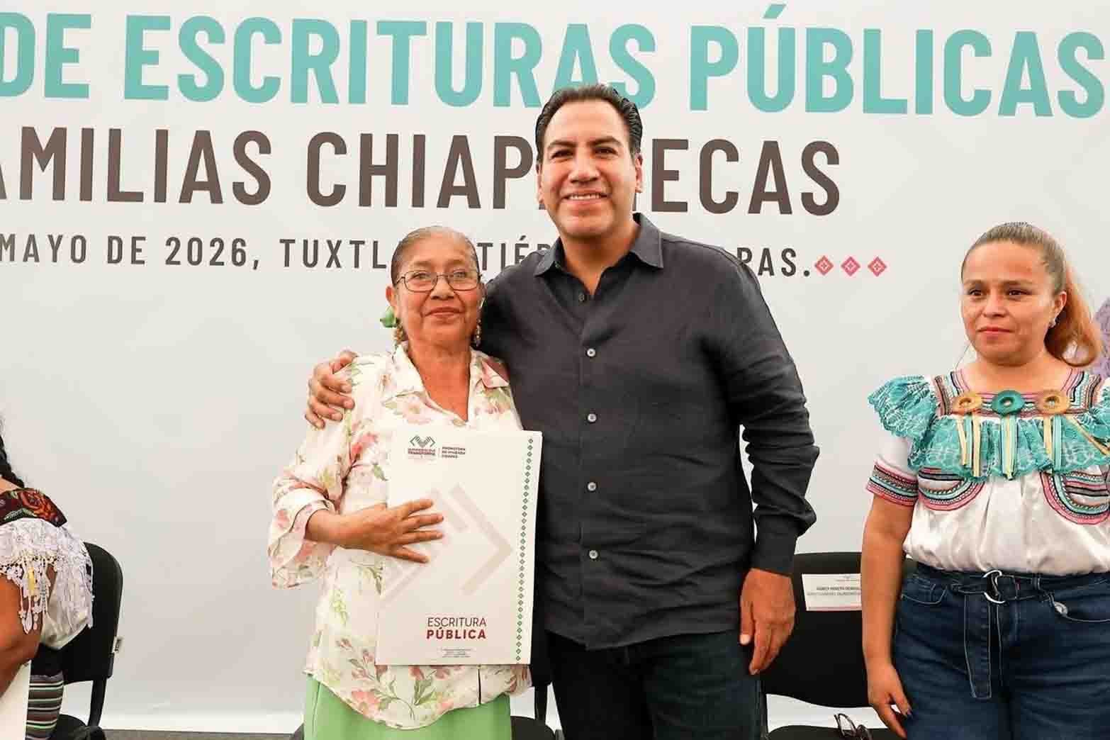 Eduardo Ramírez entrega escrituras y fortalece certeza jurídica para familias chiapanecas
