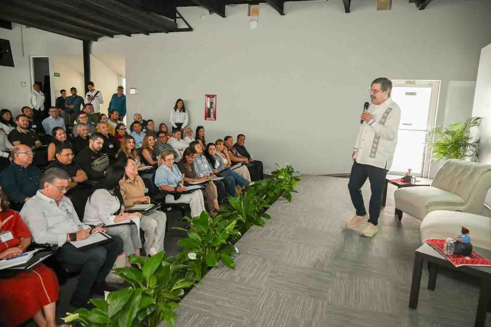 Eduardo Ramírez impulsa formación profesional para mejorar la atención al pueblo de Chiapas