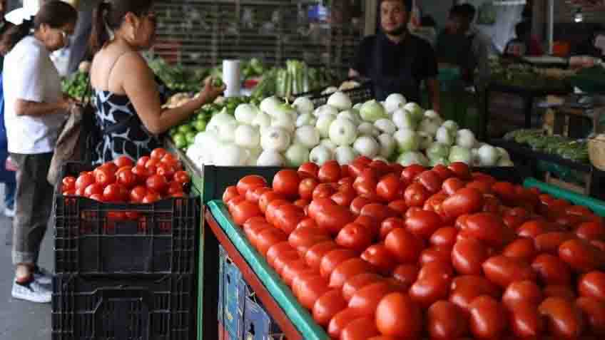 Inflación en México desacelera a 4.11 %, pero jitomate y gas LP encarecen gastos familiares