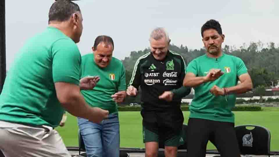 Critican a Javier Aguirre por aparecer y bailar en el podcast de Cuauhtémoc Blanco a días del Mundial: “Que se ponga a trabajar”