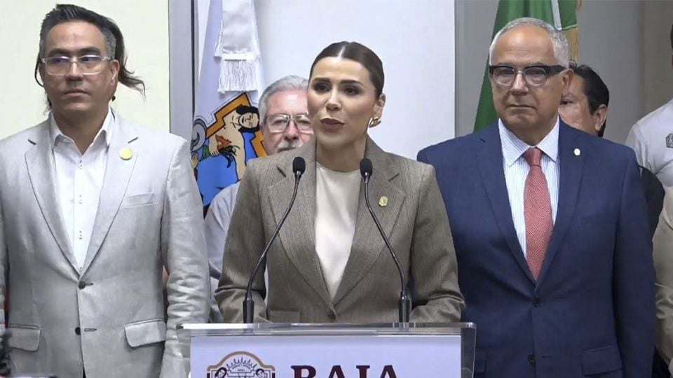 Marina del Pilar, gobernadora de BC, sale por la puerta trasera para evitar preguntas sobre las investigaciones de EU a políticos mexicanos