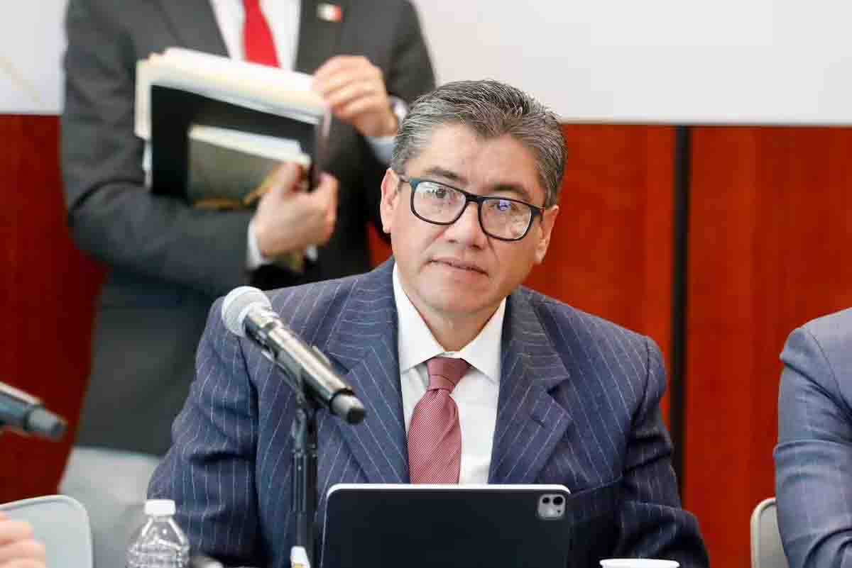 Saúl Monreal genera polémica: canta con músico que porta la esvástica nazi