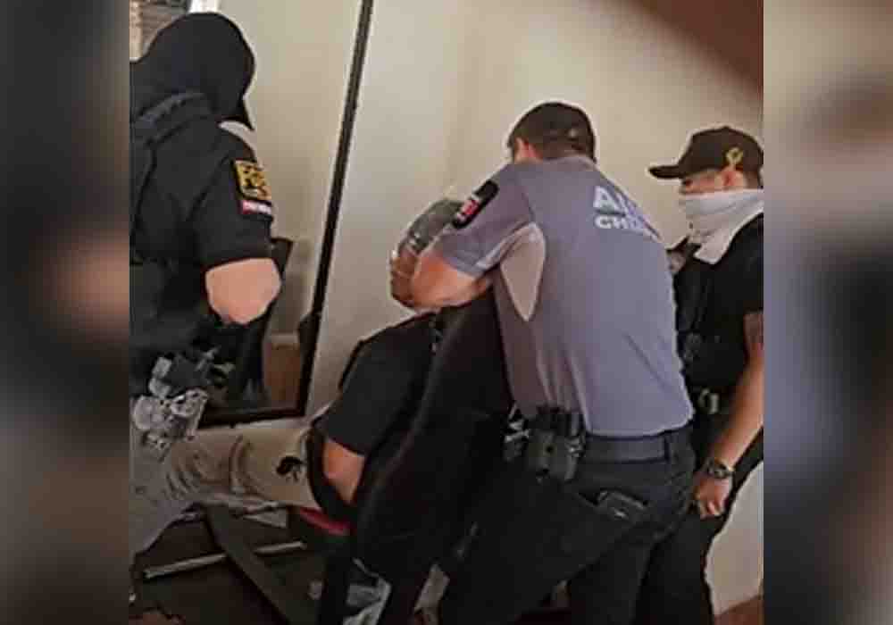 Exhiben tortura de policías a dos hombres; Fiscalía ya investiga