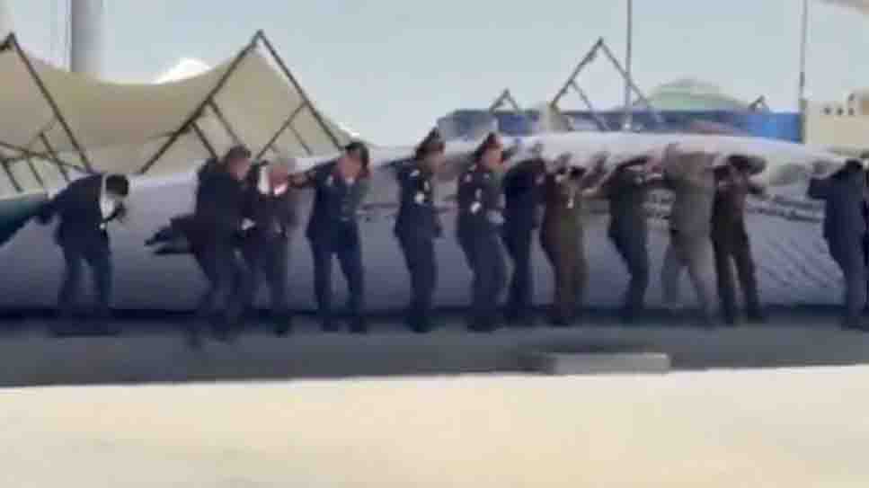El viento tira escenografía sobre Delfina Gómez y un grupo de militares