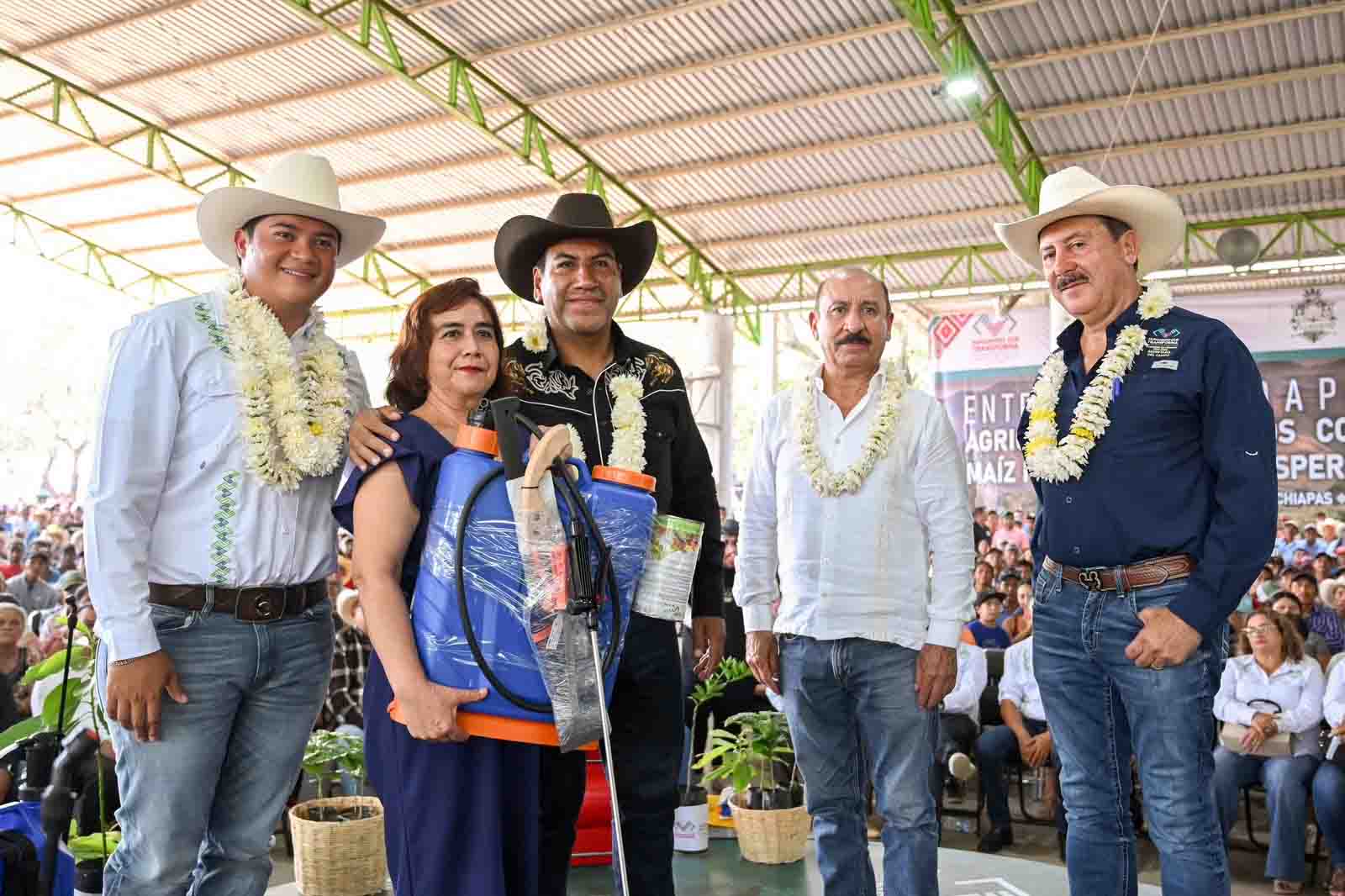 Eduardo Ramírez lleva apoyos productivos y obras prioritarias a La Concordia y Villa Corzo
