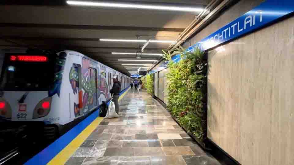 De candiles Luis XV a jardines colgantes: el Metro de la CDMX gasta 9.3 mdp en plantas que comienzan a marchitarse