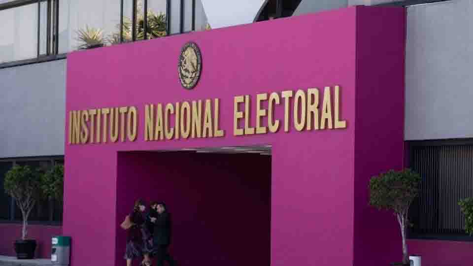 INE da carpetazo a expediente contra Martín López Obrador por recibir dinero en efectivo de David León