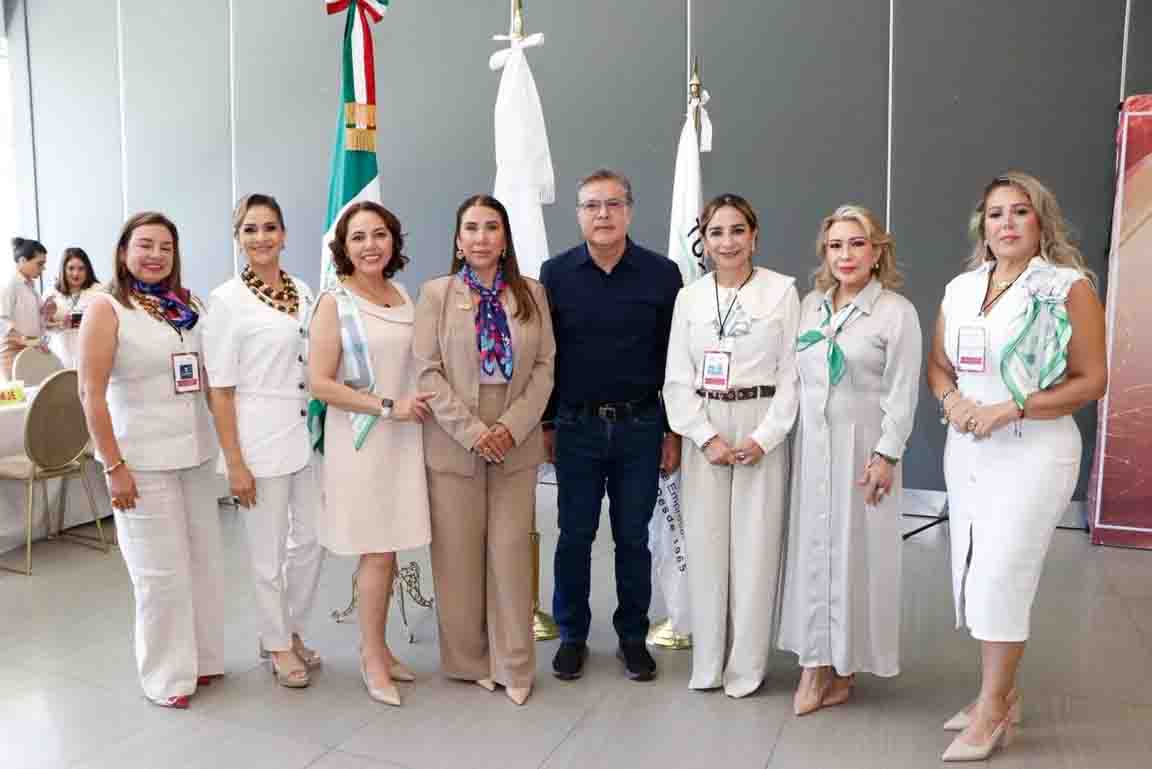 Paco Chacón reconoce el papel de las mujeres de la AMMJE en su visión de transformación humanista