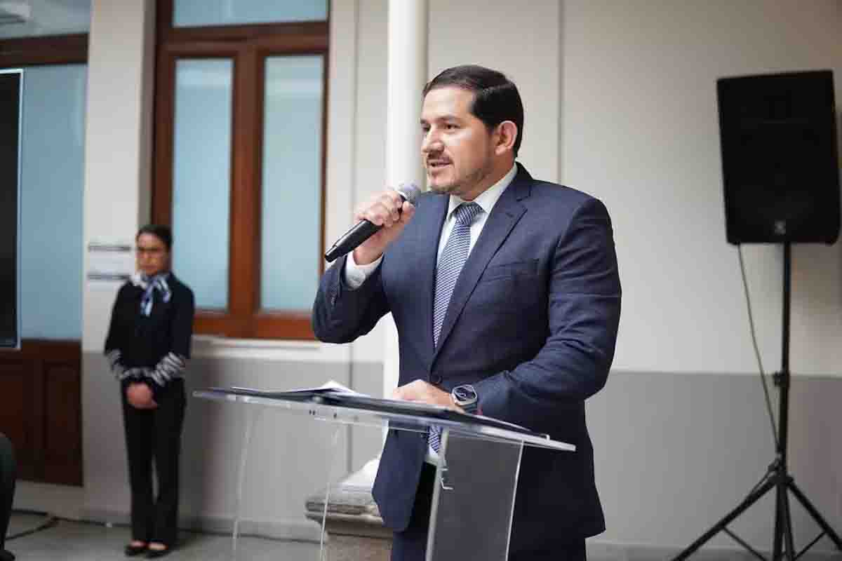 Detienen a exfuncionario de Alfredo del Mazo por supuesta venta de plazas
