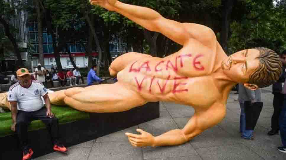 CNTE derriba estatuas del Mundial en Paseo de la Reforma