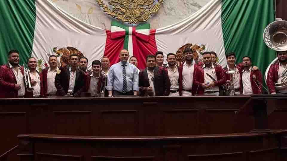 Diputado local del PT invita a banda a cantar el “narcocorrido” “Se les peló Baltazar” en el Congreso de Michoacán